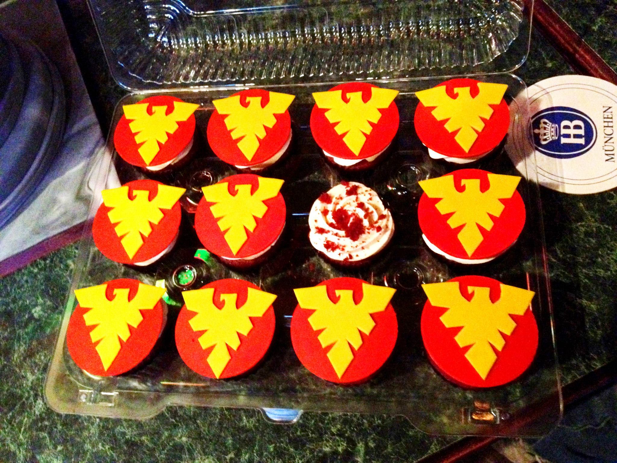 I cupcake omaggio con la torta Denice Nera dark phoenix 5