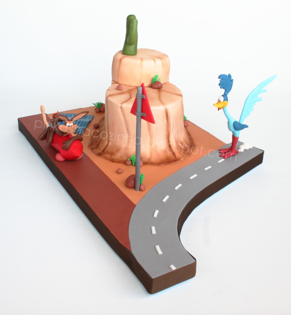 Coyote and Road Runner cake 02